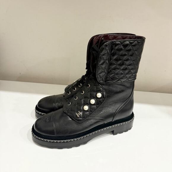 NWOT Chanel Quilted Patent Leather CC Pearl Mid-Calf Combat Boots Black EU 38.5 - Picture 2 of 8